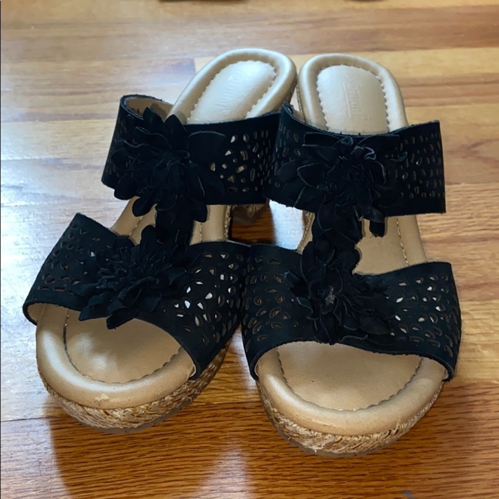 black strappy wedges
